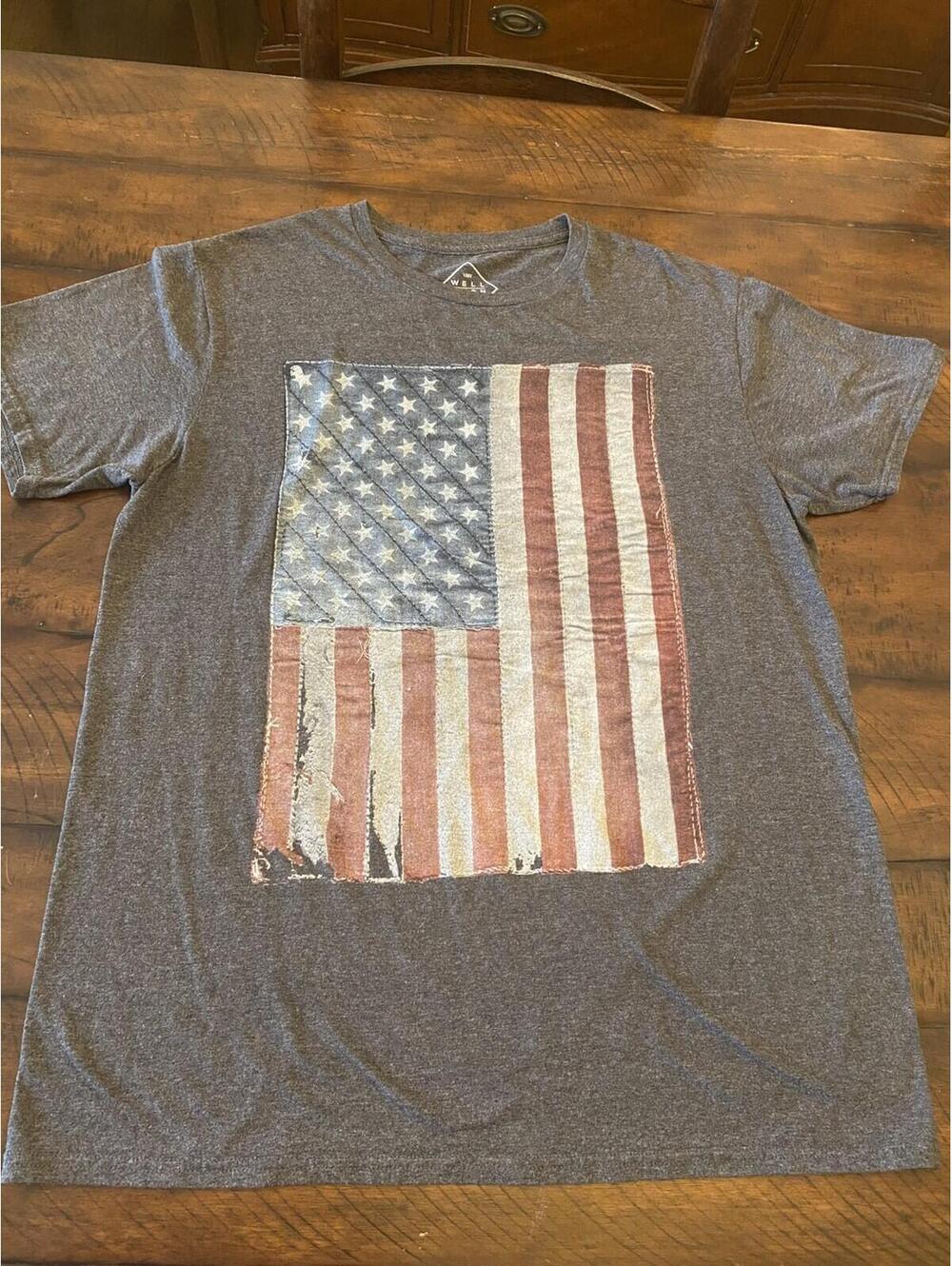 Well worn-weathered tattered American Flag Mens T-Shirt sz L patriotic clothes